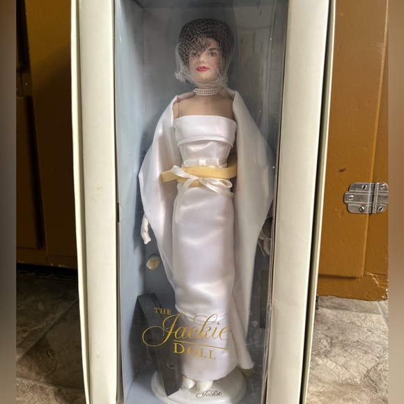 Jackie Kennedy porcelain doll - Picture 5 of 5